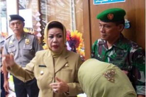 Bupati Kuningan, Hj Utje CH Suganda sat meninjau ruangan ex SBI yang ambruk.